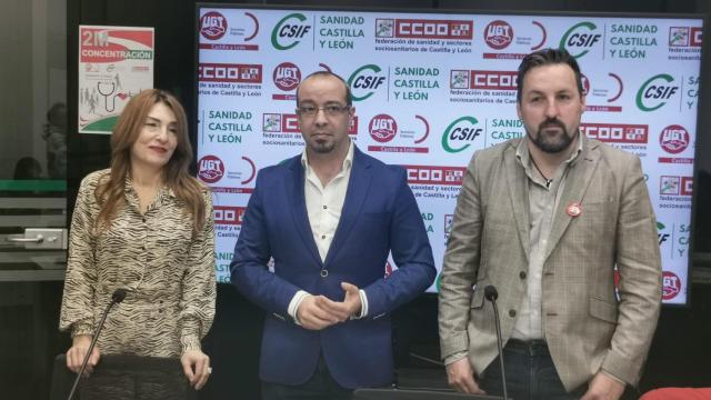 CSIF, CCOO y UGT informando sobre la concentración conjunta para defender la sanidad