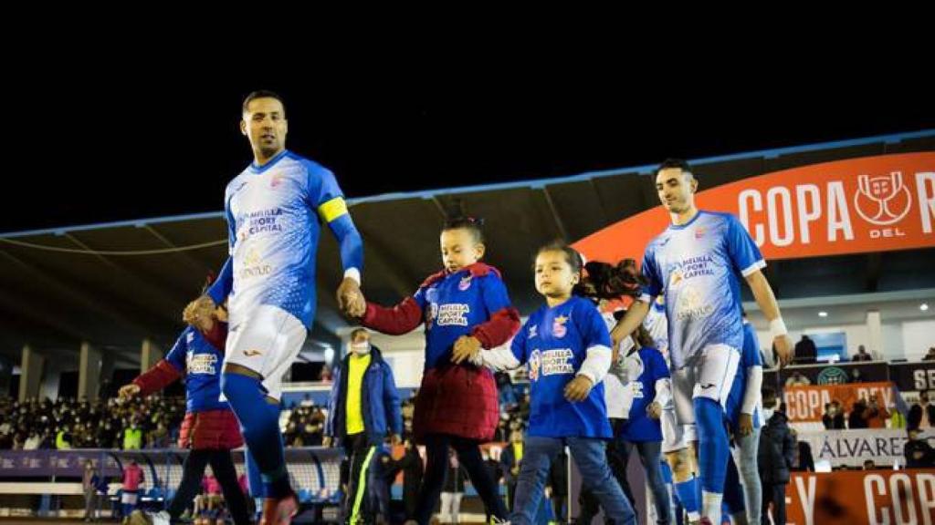 Los jugadores del CD Huracán Melilla saltan al césped para jugar contra el Levante, en diciembre de 2021