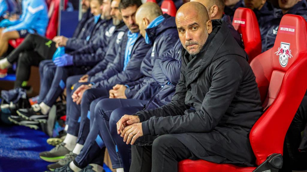 Pep Guardiola en su banquillo durante el partido de Champions contra el Leipzig