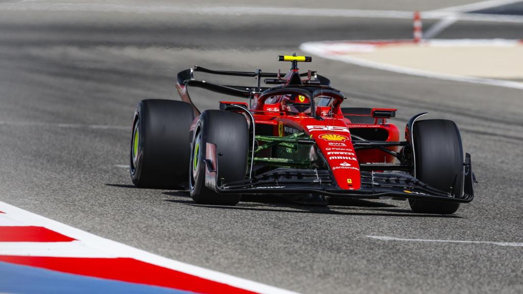 Carlos Sainz durante la pretemporada 2023 de Fórmula 1 en Bahréin