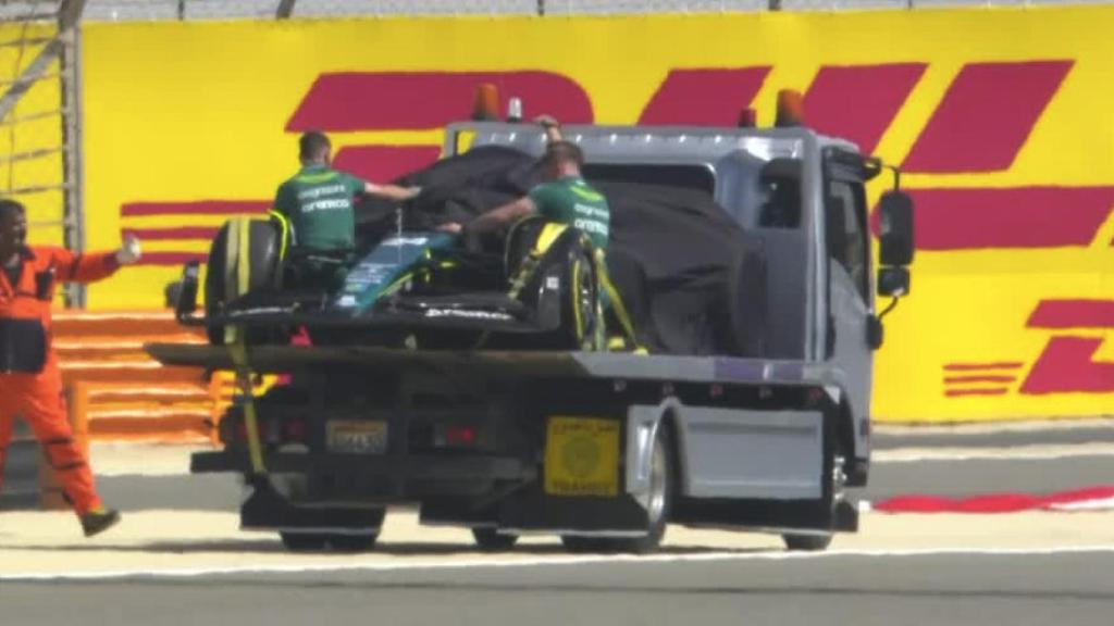 La grúa se lleva el Aston Martin AMR23 de Drugovich