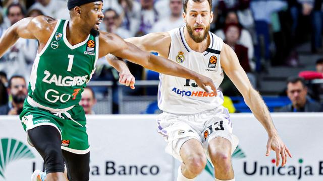 Sergio Rodríguez sube un balón en un partido de Euroliga contra Zalgiris