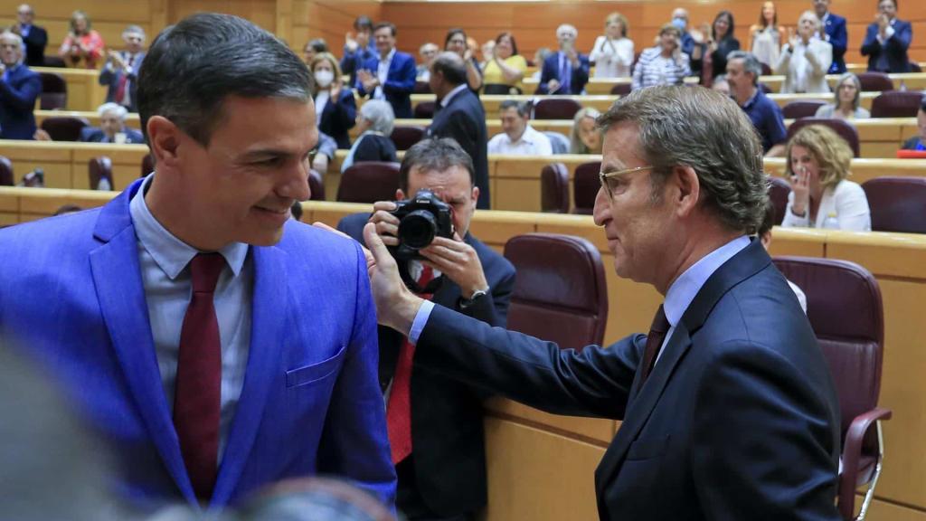 Alberto Núñez Feijóo saluda a Pedro Sánchez, durante uno de sus 'cara a cara' en el Senado.