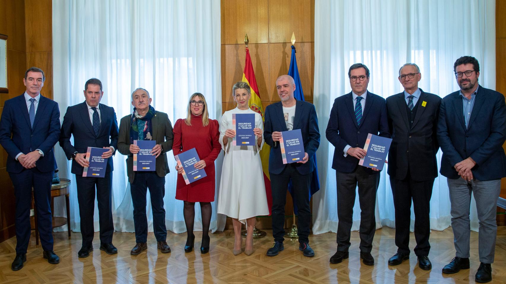 Los firmantes del acuerdo, entre ellos Yolanda Díaz y Antonio Garamendi, en el Ministerio de Trabajo.