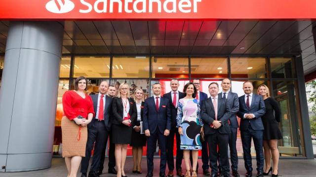 Ana Botín, presidenta de Santander, en una oficina del banco en Polonia, en una imagen de archivo.