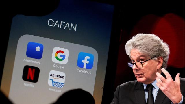 Montaje con una foto de Thierry Breton, comisario europeo de Mercado Interior, con la de la pantalla de un teléfono móvil con los apps de grandes tecnológicas.