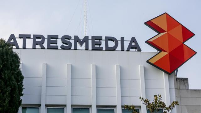 Letras y logo de Atresmedia en lo alto de la sede del grupo de comunicación Atresmedia en San Sebastián de los Reyes, en Madrid