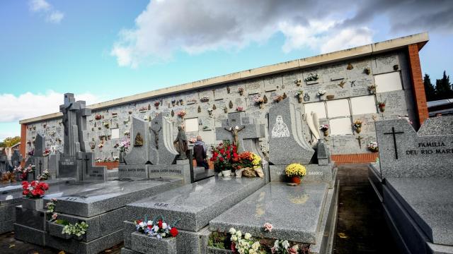 Tumbas en el Cementerio de Nuestra Señora de la Almudena, en Madrid.