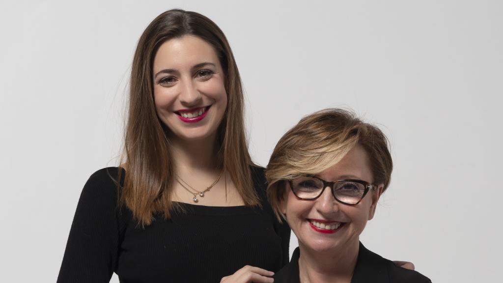 La diseñadora Isabel Sanchís y su hija, Paula Maiques han recibido el premio a la mejor colección en la MBFW.