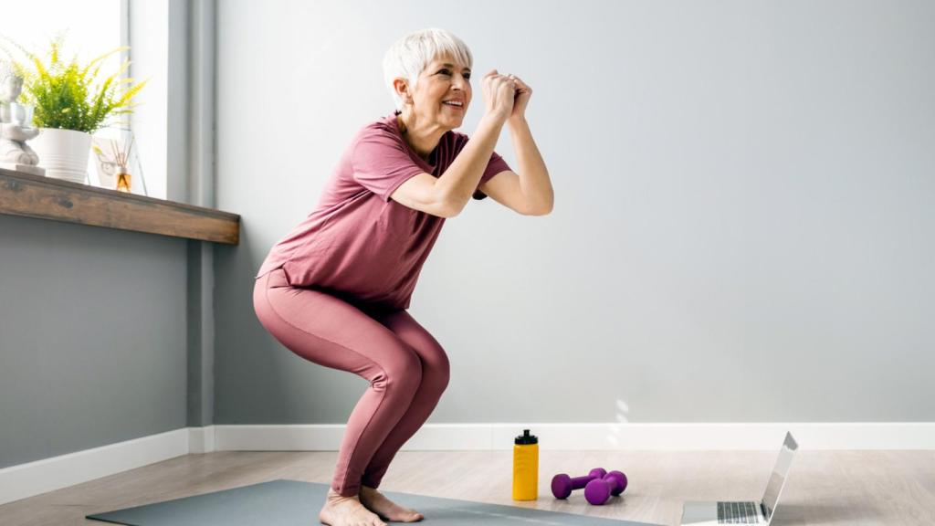 Una mujer, haciendo ejercicio.