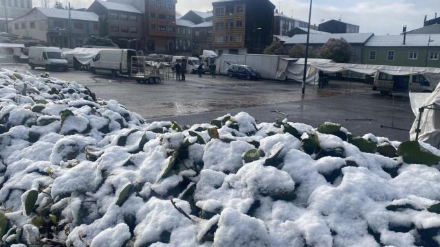 La nieve llega al interior de la comarca de A Coruña: la cota baja hasta los 400 metros