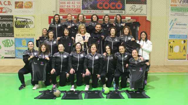 Equipo de veteranas del club SAR de Redondela con la alcaldesa Digna Rivas.