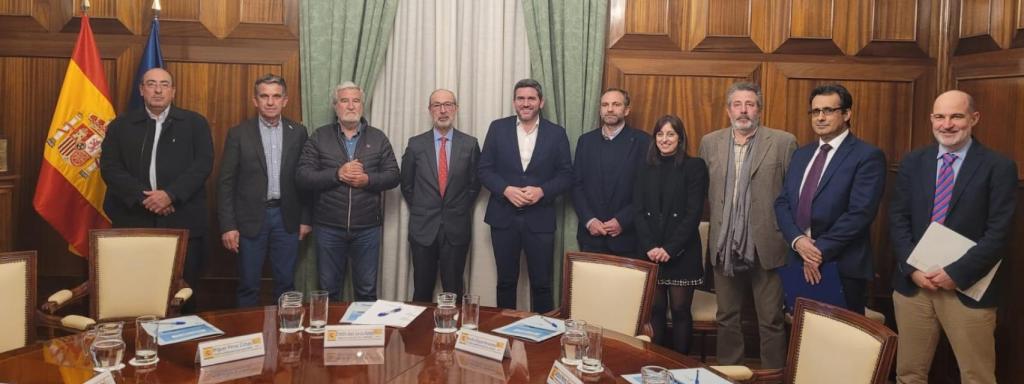El subsecretario del Ministerio de Agricultura y presidente de la Entidad Estatal de Seguros Agrarios (ENESA), Ernesto Abati García-Manso (c), y el consejero de Agricultura de Murcia, Antonio Luengo (c), junto a  representantes de las organizaciones y cooperativas agrarias de la Región: Asaja, Coag, Upa y Fecoam.