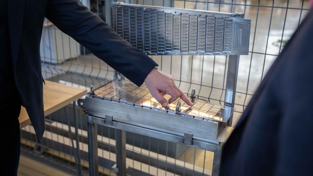 Uno de los casetes rellenos de pesados bricks de tungsteno, donde chocarán los haces de protones del acelerador