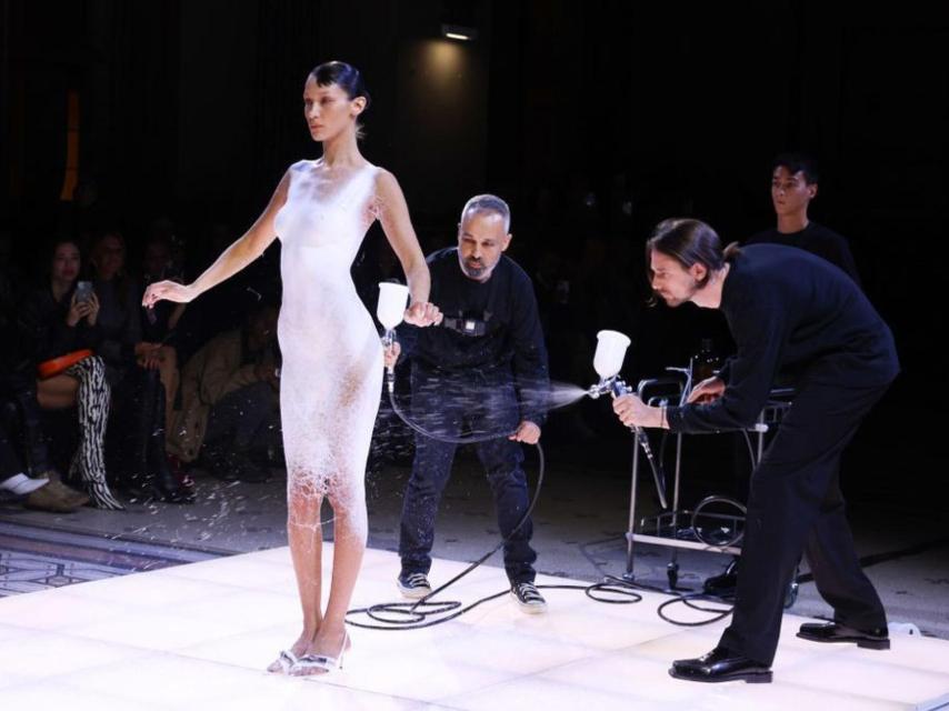 Bella Hadid y el icónico vestido en spray de Coperni
