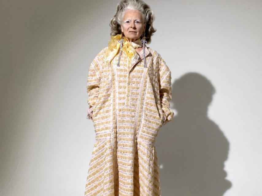Vivienne Westwood modelando la colección primavera-verano 2021 PFW