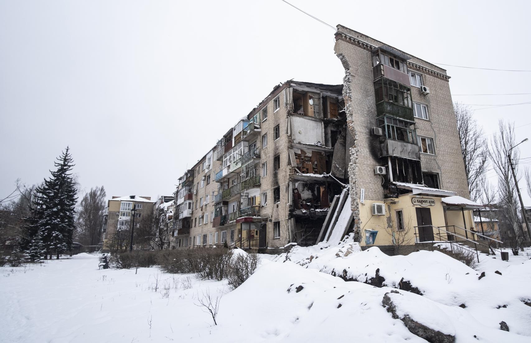 El enorme edificio de la época soviética de Bakhmut que sufrió las consecuencias de un misil ruso.