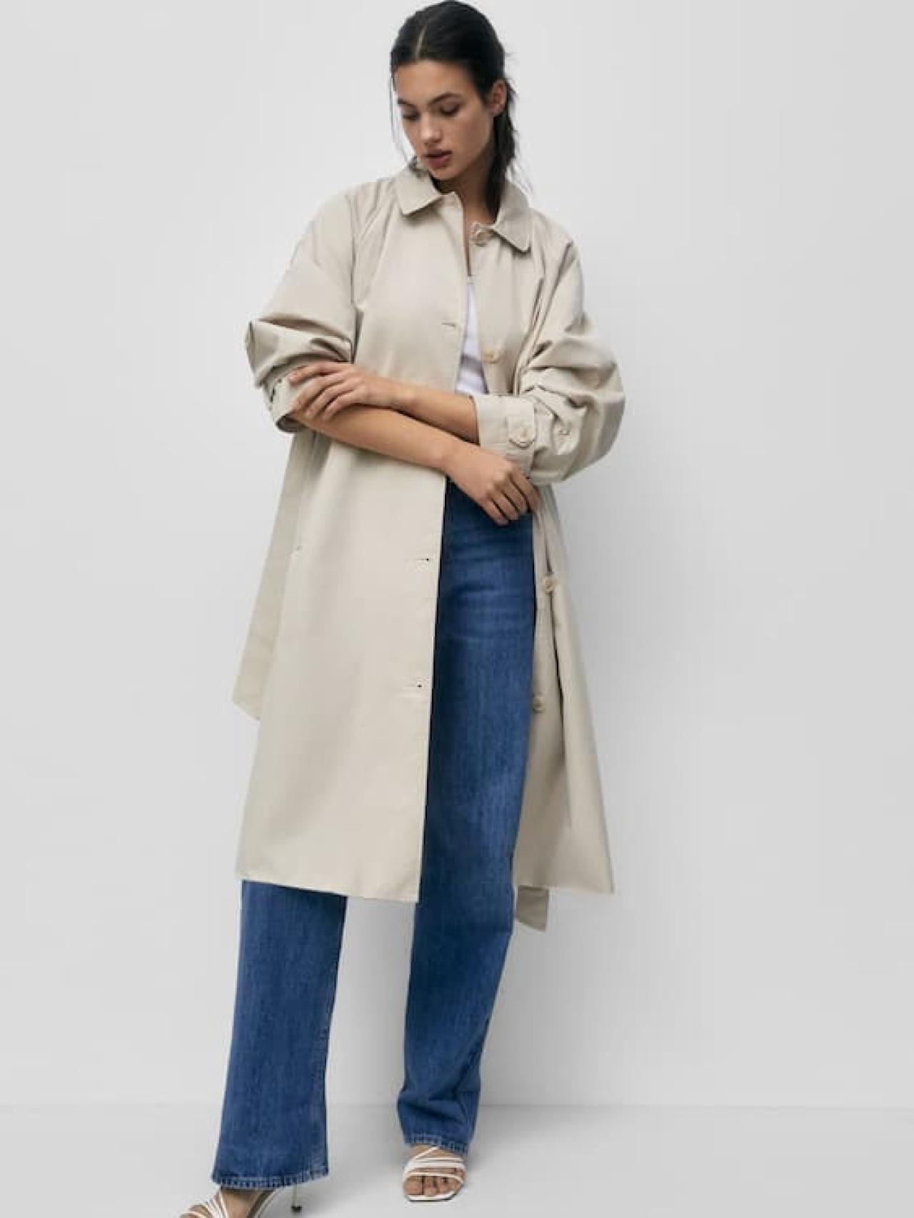 Gabardina 'oversize' de Pull&Bear.