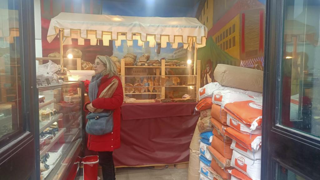 Interior de la panadería de La Latina con decoración medieval.