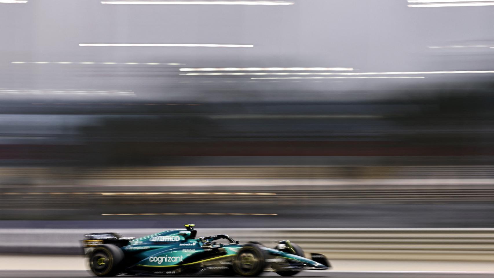 Fernando Alonso, con su Aston Martin.