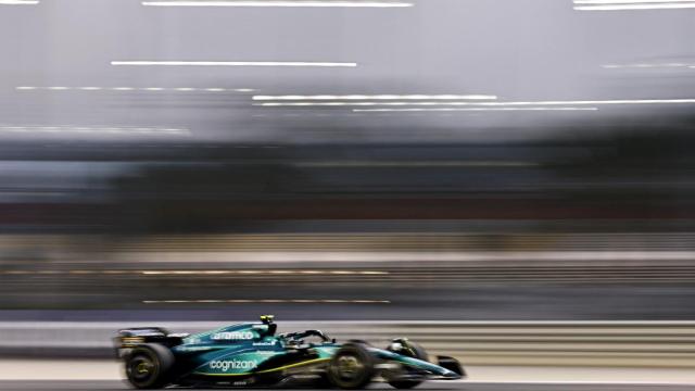 Fernando Alonso, con su Aston Martin.