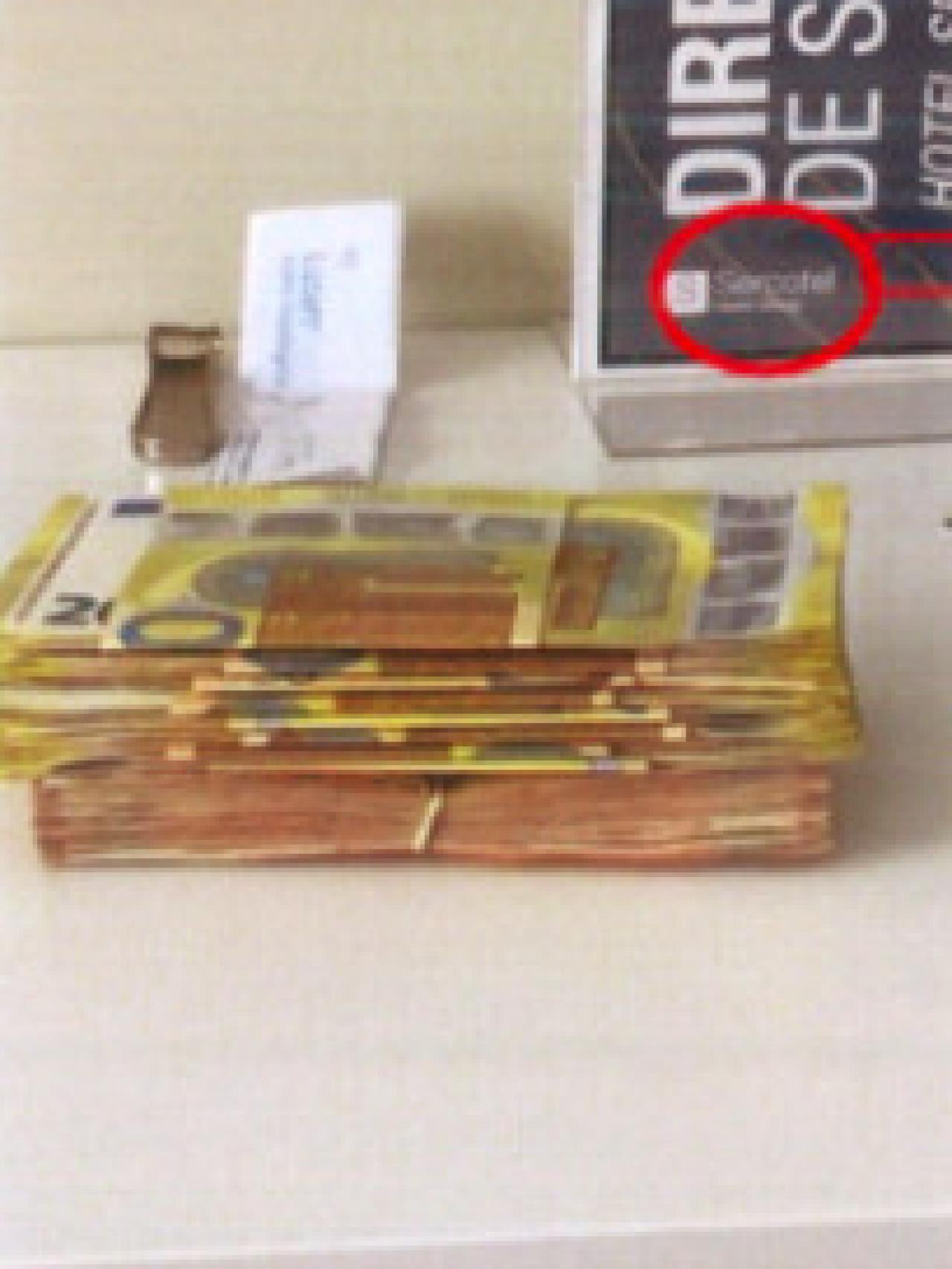 Fajos de billetes para los pagos a los miembros de la trama.