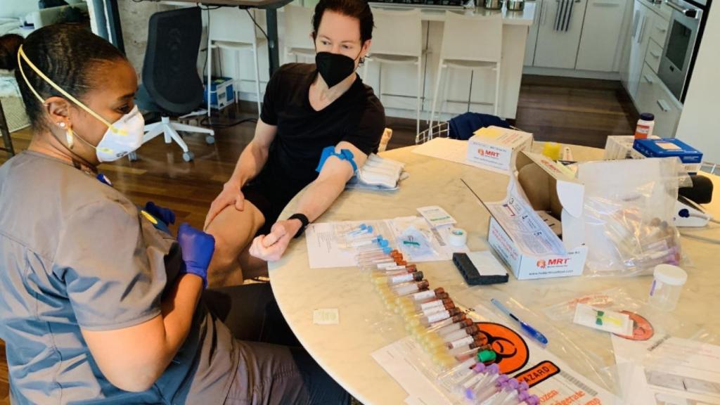 Bryan Johnson realizándose análisis de sangre.