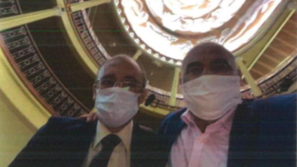 El mediador y uno de los empresarios, de visita en el Congreso de los Diputados.