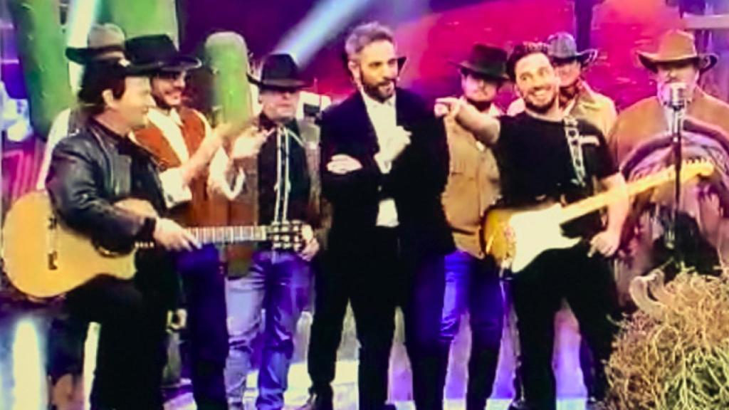 Kurt Savoy (i) junto al cantante David Bustamante (d) en el programa 'El Desafío'