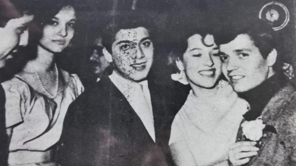 Masiel (2d) le coloca a Kurt Savoy (d) una rosa blanca en la solapa frente al cantante Paul Anka (c)