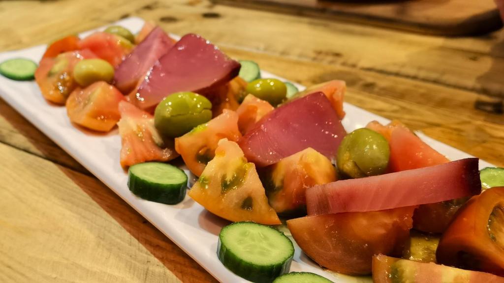 Oliver reivindica el producto de la tierra con los tomates Raf y el bonito.