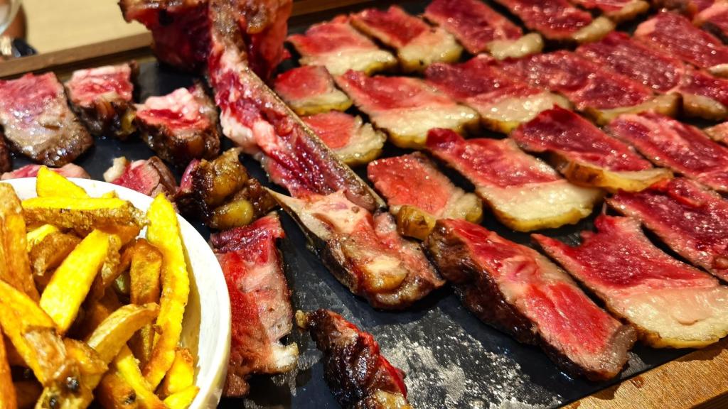 Así sirven las chuletas en Las Brasas de San Miguel de Alicante.