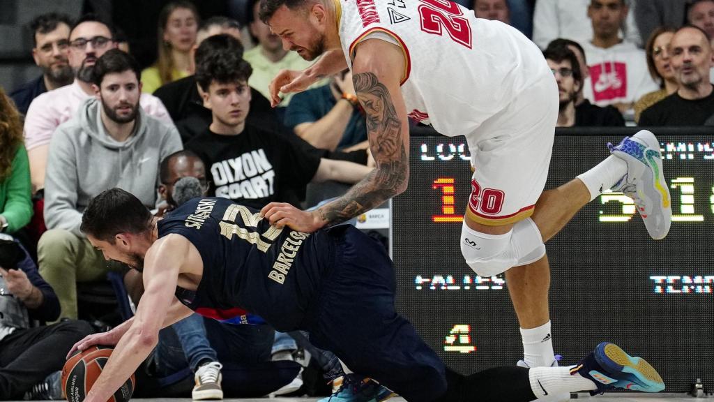 Satoransky disputa un balón.