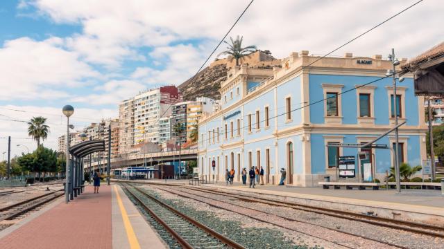 El pleno del Ayuntamiento de Alicante reclama al Gobierno una mayor inversión en infraestructuras en Alicante.
