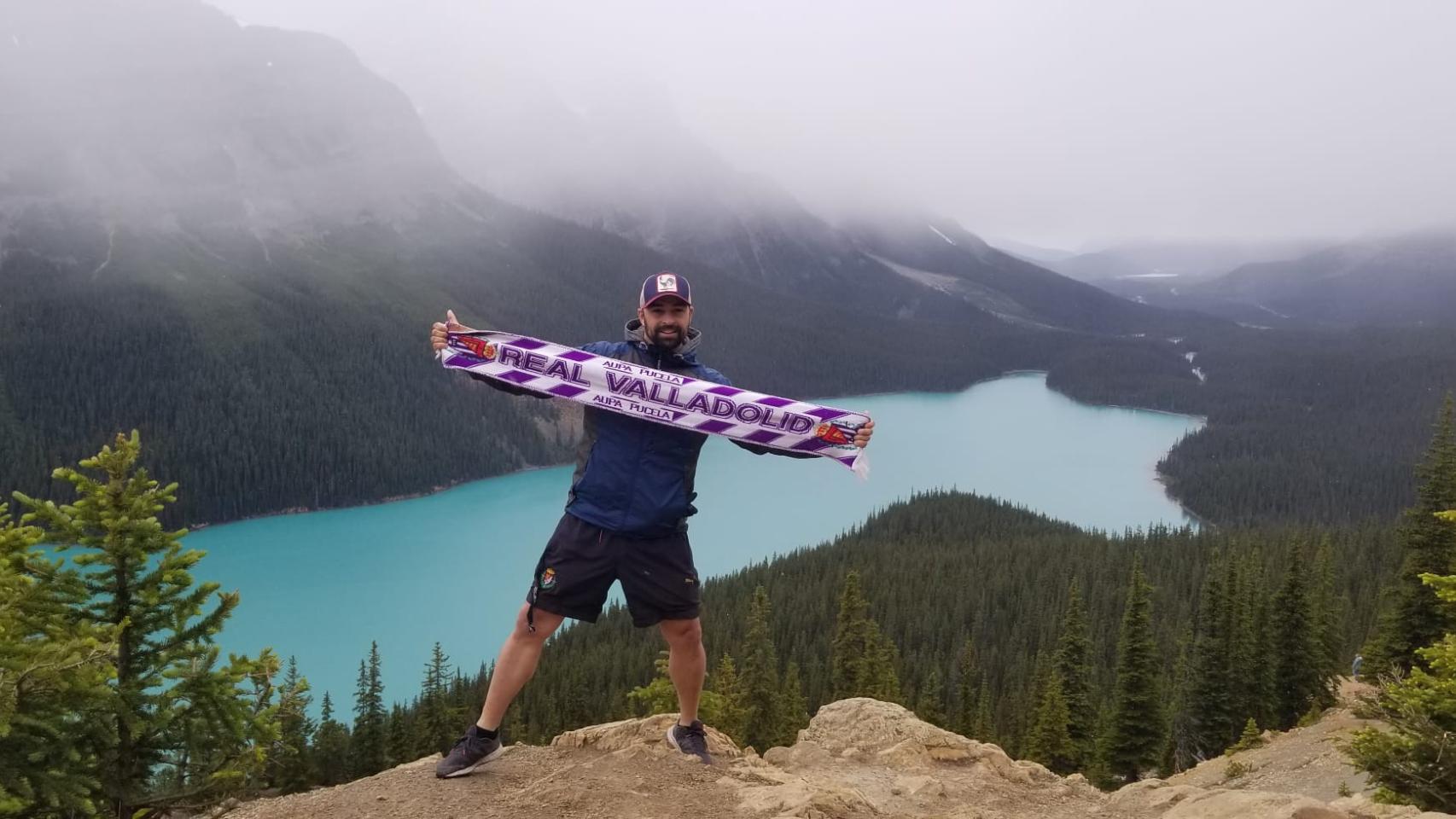 Gerardo con la bufanda del Real Valladolid en Canadá