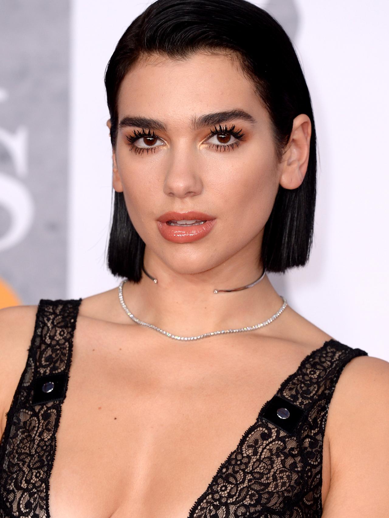 Dua Lipa con un corte de pelo carré.