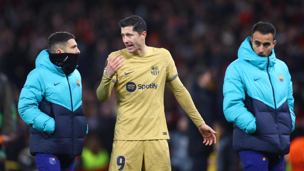 Robert Lewandowski y Jordi Alba dialogan sobre el césped de Old Trafford