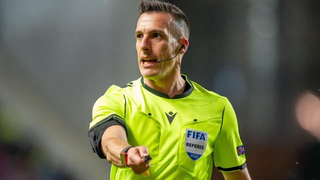 El exárbitro Xavier Estrada Fernández durante un partido