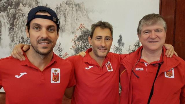 Ángel Basas junto a dos compañeros