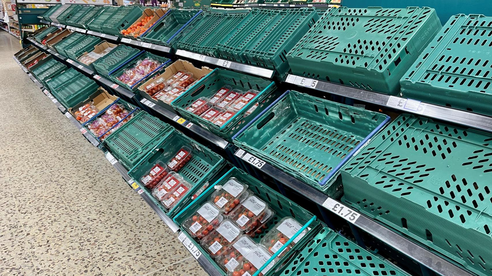 Vista de estantes escasamente abastecidos en Tesco en Folkestone (Kent, Reino Unido)