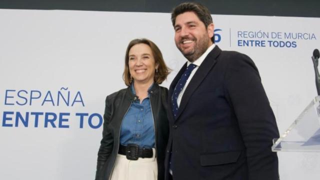 La secretaria general del PP, Cuca Gamarra, junto al presidente del PP de la Región de Murcia, Fernando López Miras, este viernes, en la convención celebrada en Cartagena.