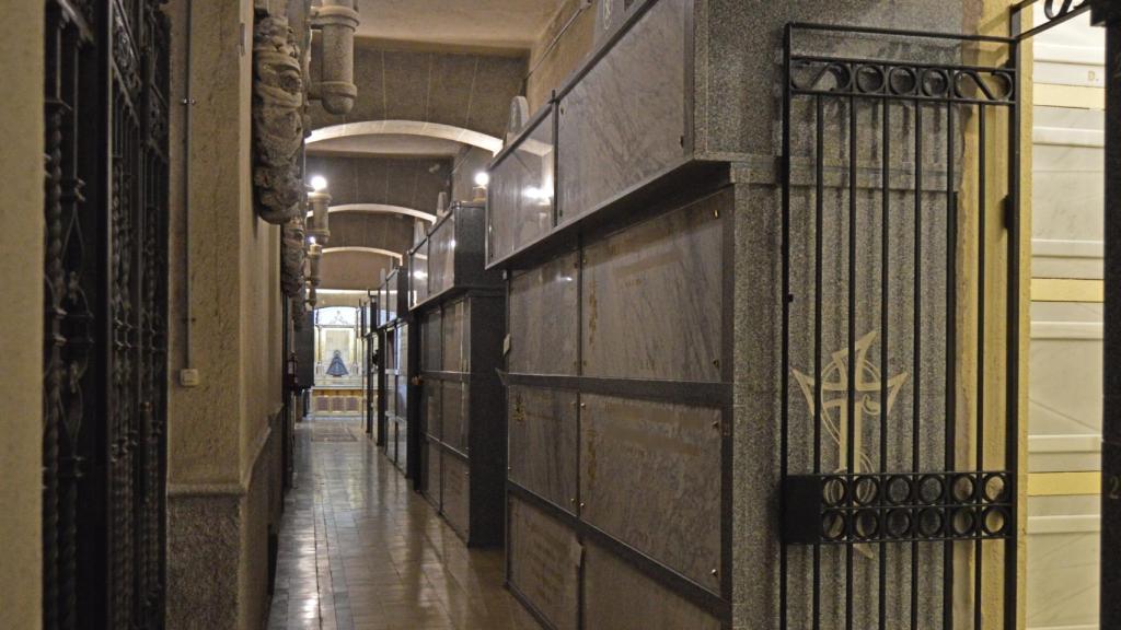Sepulcros en el pasillo de una de las criptas de la basílica de la Concepción de Nuestra Señora.