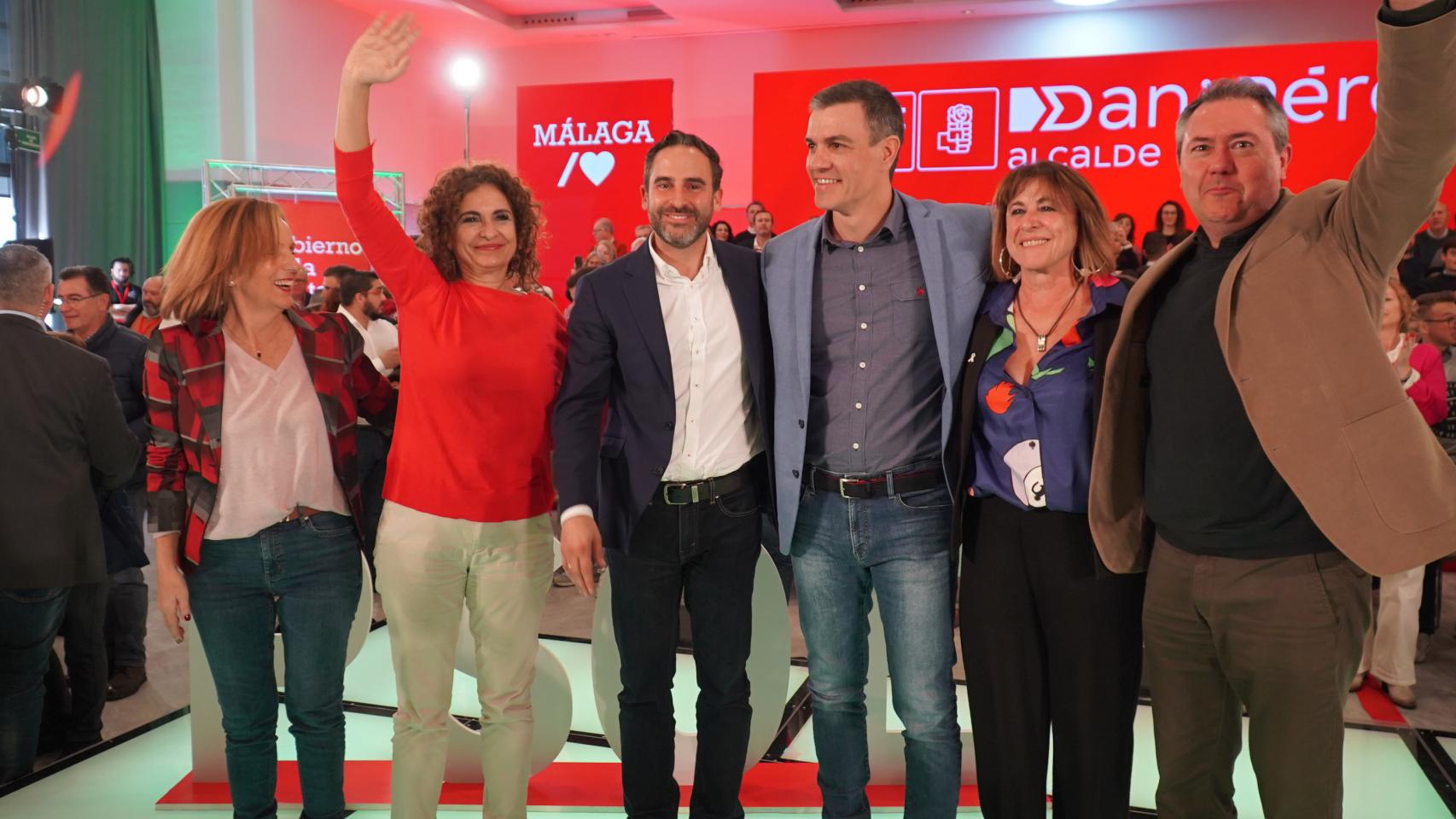Inmaculada Jabato, entre Pedro Sánchez y Juan Espadas.