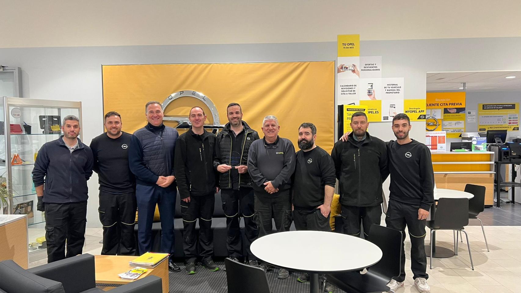 Los empleado del taller oficial de Opel en Málaga Autopremier.