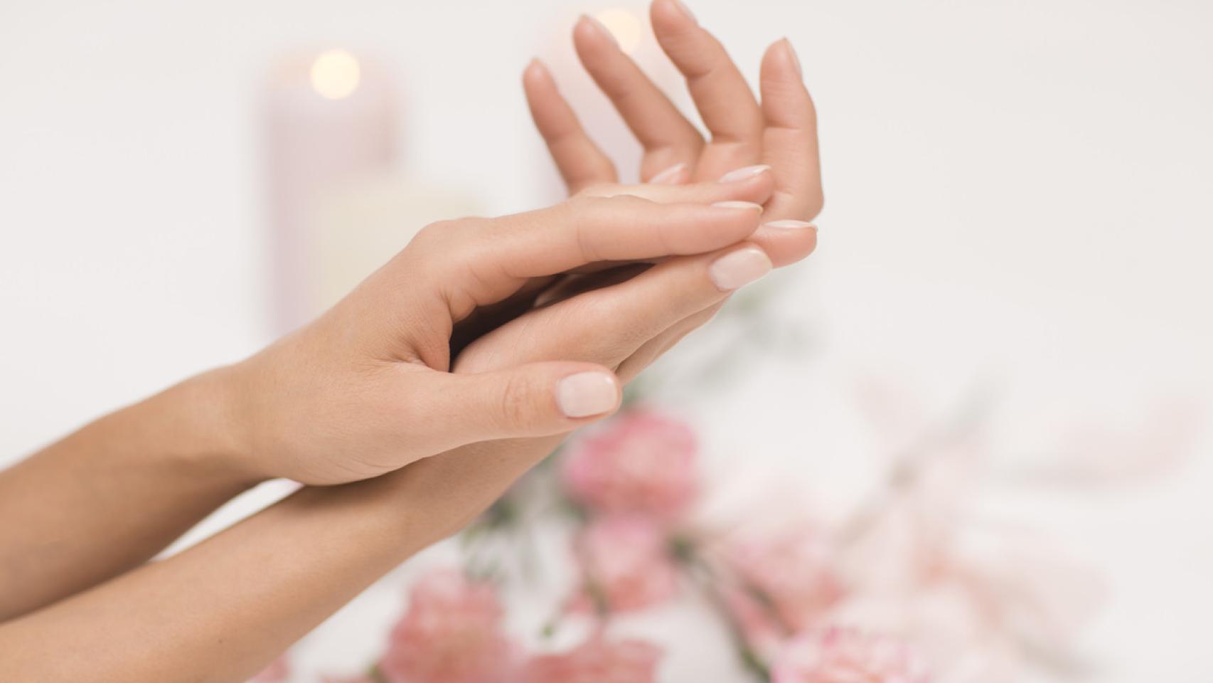 Unas manos jóvenes de mujer sin manchas y sin arrugas.