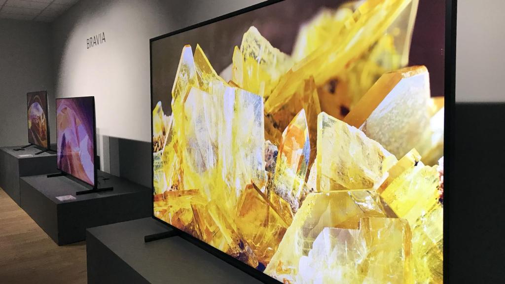 La Sony X90L en primer plano, de fondo y por orden de aparición, la X80L y la X75WL.