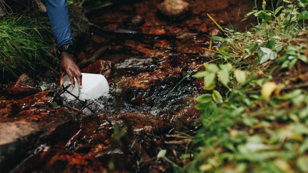 Una persona cogiendo agua con la botella Flux+ de Hydrapak.