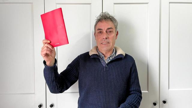 El exárbitro Alfonso Pérez Burrull, en su casa de Cantabria, el día de la entrevista.