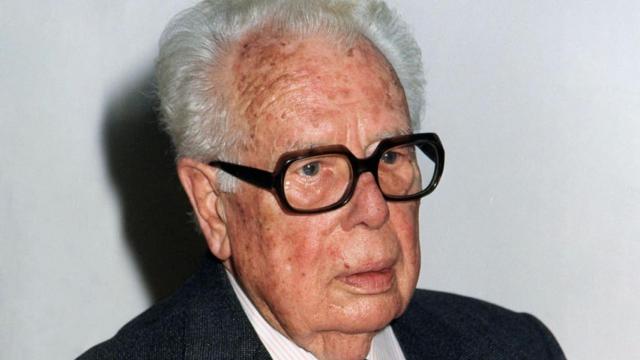 El escritor Fernández del Riego.