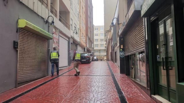 Policía en la sede de STL en A Coruña.